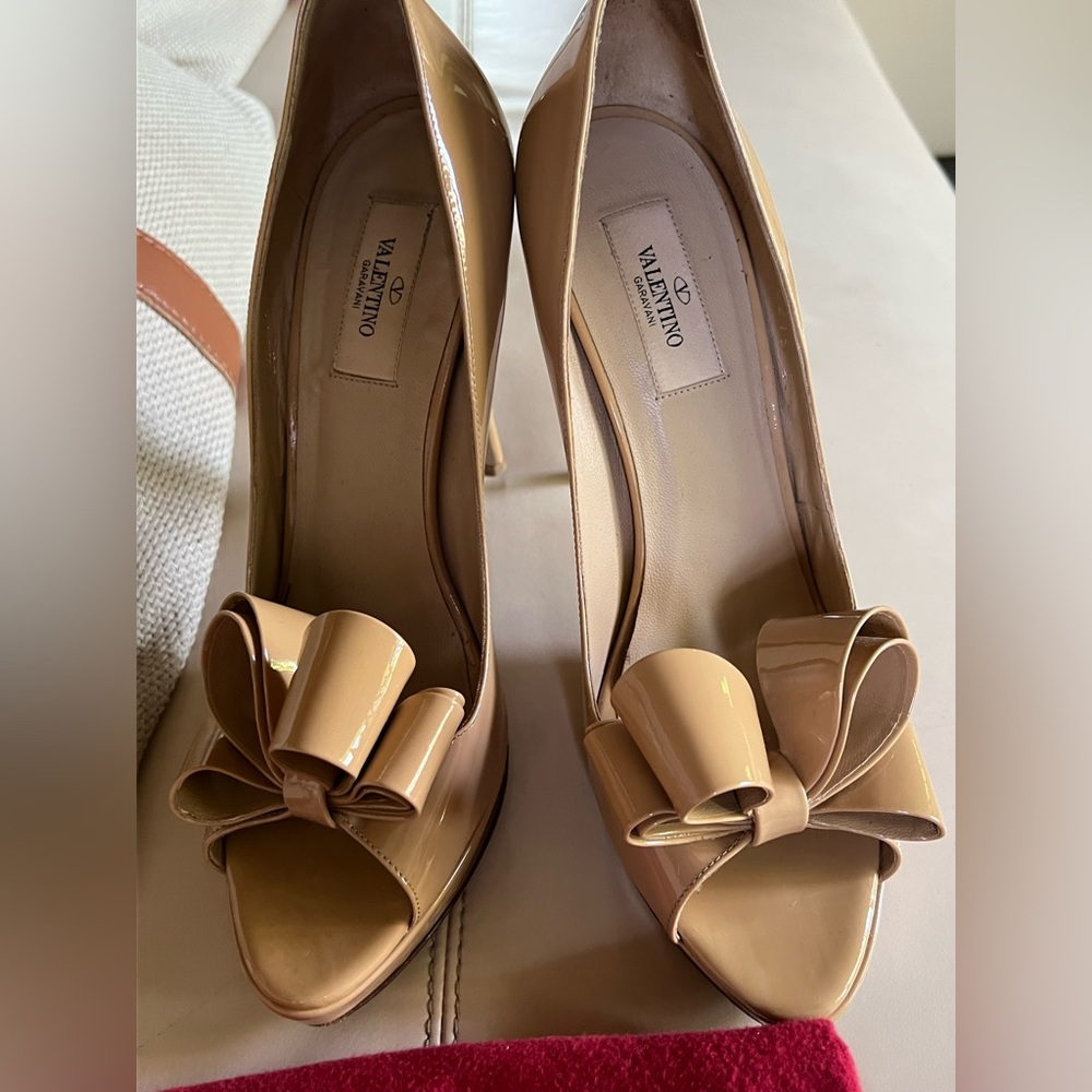 Valentino beige patent bow peep toe platform pumps